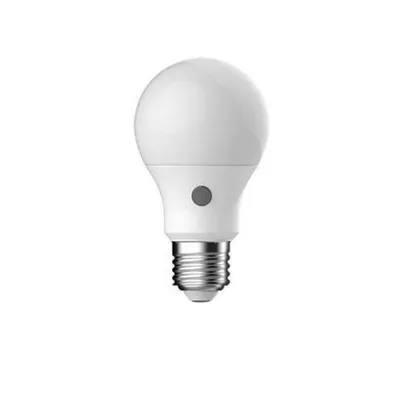 Zdjęcie produktu dla Zintegrowana lampa LED z czujnikiem dzień/noc E27 4,8W 2700K 230 V - Ciepłe białe światło