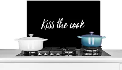 Produktbild von KitchenYeah®  Spritzschutz Küche - Küchenrückwand - Wandschutz für Herd und Spüle - Zitate - Sprichwörter - Küss den Koch 60x40 - Alu-Dibond (Alternative zum Spritzschutz aus Glas) - Hitzebeständig -