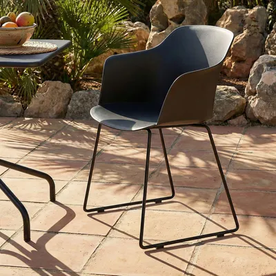 Produktbild von Gartenstuhl FORO im 4er Set, Schwarz - Outdoor Schalenstuhl aus Polypropylen, Sitzschale UV-beständig und pflegeleicht, schlanke Metallbeine, modernes Design für Garten und Terrasse