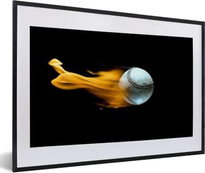 Produktbild von MuchoWow® Gerahmtes Poster Ein Baseball mit Feuer auf schwarzem Hintergrund 60x40 cm - Poster mit Schwarzem Bilderrahmen Wandposter Rahmen Foto Bilder - Schlafzimmer - Plakat in Rahmen - Drucken