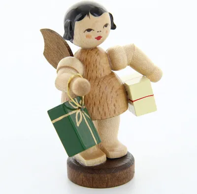 Produktbild von Engel mit 2 Geschenken - natur - stehend (6cm) von Kunstgewerbe Uhlig