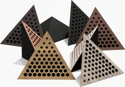 Zdjęcie produktu dla 2-częściowa sufitowa narożna pułapka basowa "Triangle-ROUNDS" z pianki akustycznej z perforowaną laminowaną płytą HDF | 42x42x42cm | pułapka basowa w kształcie trójkątnej piramidy| kolor: biały