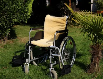 Produktbild von Rollstuhlauflage, Sitzauflage - echt Lammfell | 40 x 85 cm + weitere Größen | natürliche, atmungsaktive Sitzqualität und Druckentlastung im Rollstuhl