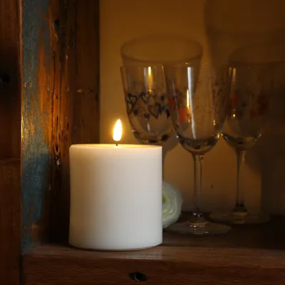 Produktbild von LED Stumpenkerze MIA - Echtwachs - realistische 3D Flamme - H: 10cm - D: 10cm - Batterie - weiß