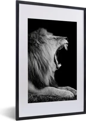Produktbild von MuchoWow® Gerahmtes Poster Löwe - Wildtiere - Gras - Schwarz - Weiß 40x60 cm - Poster mit Schwarzem Bilderrahmen Wandposter Rahmen Foto Bilder - Poster in Rahmen
