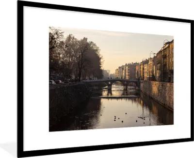 Produktbild von MuchoWow® Gerahmtes Poster Die Brücke über die Miljacka in Sarajevo Bosnien 90x60 cm - Poster mit Schwarzem Bilderrahmen Wandposter Rahmen Foto Bilder - Wanddekoration - Fotos