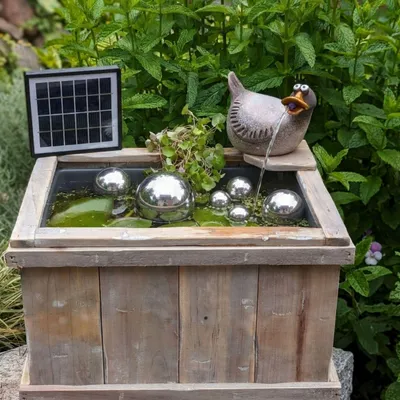 Produktbild von Miniteich Komplettset mit Solar-Wasserspeier Ente Holzkiste 42x32x23cm inkl. 6 Schwimmkugeln