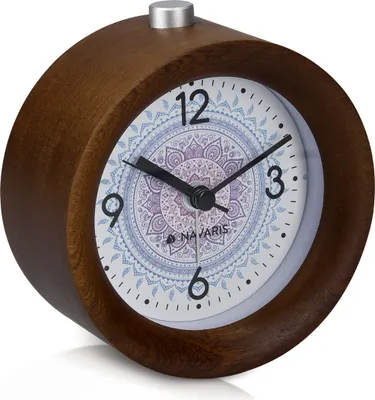 Produktbild von Navaris Analog Holz Wecker mit Snooze - Retro Uhr Rund mit Design Ziffernblatt Alarm Licht - Leise Tischuhr Ohne Ticken - Naturholz in Dunkelbraun