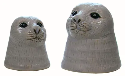 Produktbild von 2er Set Seehundköpfe – Schwimmende Robbe & Heuler aus Keramik – Detailreiche Teichdeko & Miniteich-Zubehör (10cm & 7cm hoch)