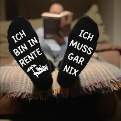 Produktbild von Lustige Socken „Ich bin in Rente – Ich muss gar nix“ | Einheitsgröße EU 38–46 | Lustige Haussocken Ruhestand, Geschenke für Männer Frauen, A0695Rente