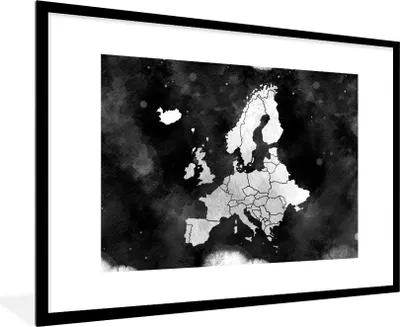 Produktbild von MuchoWow® Gerahmtes Poster Europa-Karte auf dunklem Hintergrund - schwarz und weiß 90x60 cm - Poster mit Schwarzem Bilderrahmen Wandposter Rahmen Foto Bilder - Wanddekoration - Fotos