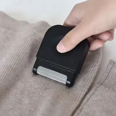 Image de Désherbouilleur pour vêtements – Rasoir pour textiles – Appareil compact anti-bouloches – Élimine les peluches des vêtements – Noir – 1 pièce – CHPN