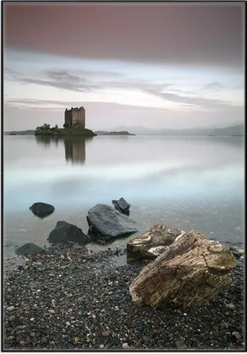 Produktbild von Wallario Wandbild Schloss in Schottland, Größe: 70,30 x 100,30 cm, Poster mit schwarzem Aluminiumrahmen