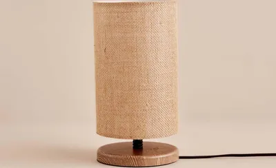 Produktbild von Opviq, Hochwertige Tischlampe, Beige, 30 cm hoch | 100% Stoff, Holzfuß, Schirmdurchmesser: 15 cm, Höhe: 24 cm | E14 Fassung, max. 40 W, ideal für rustikale Wohnräume.
