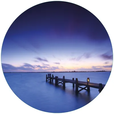Produktbild von Wallario Premium Glasbild, freischwebende Optik, kräftige Farben, rund 50cm Durchmesser, Motiv Steg bei Abenddämmerung - Blauer Himmel bei Nacht