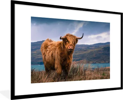 Produktbild von MuchoWow® Gerahmtes Poster Schottischer Highlander - Himmel - Natur 90x60 cm - Poster mit Schwarzem Bilderrahmen Wandposter Rahmen Foto Bilder - Wanddekoration - Fotos