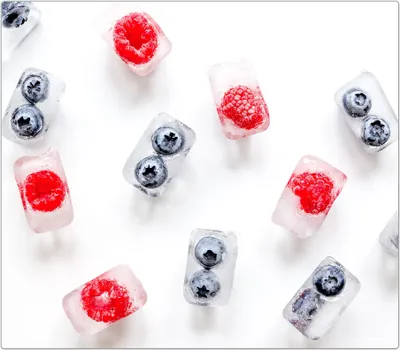 Produktbild von Spritzschutz Herdabdeckplatte Schneidebrett aus Glas Beeren in Eiswürfel 1-Teilig (60x52cm)