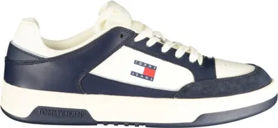 Produktbild von Eleganter Herrensportschuh in Weiß mit blauen Akzenten und Logo.