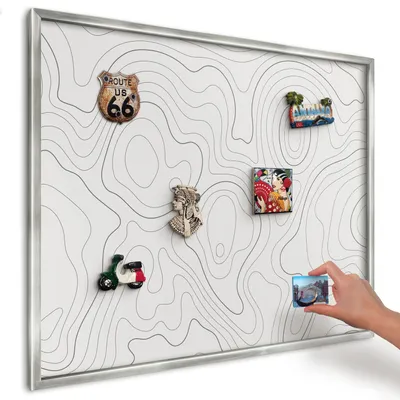 Produktbild von Magnettafel 80x60 cm in einem silbernen Rahmen - Magnetische Metalltafel, Magnetpinnwand zur Wandmontage für Wohnzimmer, Küche, Flur, Kinderzimmer und Büro - Geometrische Eleganz