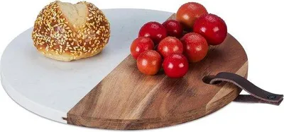 Immagine prodotto di Tagliere in legno naturale per il pane - Diametro 25 cm - Tagliere da cucina da appendere, semplice e pratico.