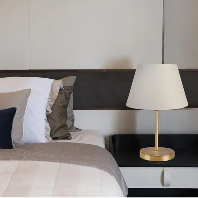 Produktbild von Opviq, Hochwertige Tischlampe in Creme, 37 cm hoch, 22 cm Durchmesser, Metallbeine, E27 Fassung, max. 40 W, IP20 | Elegantes Design für Hotel & modernes Zuhause.