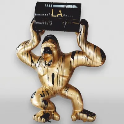Produktbild von Casa Padrino XXL Garten Deko Skulptur Gorilla mit Fass Gold / Schwarz H. 250 cm