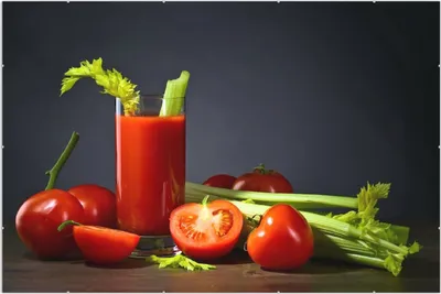 Produktbild von Wallario Wandbild Frischer Tomatensaft mit Sellerie, Größe: 61 x 91,5 cm, Poster mit rahmenlosen Bildhalter