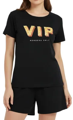 Imagen del producto de Pijama corto para mujer, confeccionado en 100% algodón, con estampado "VIP Members Only"