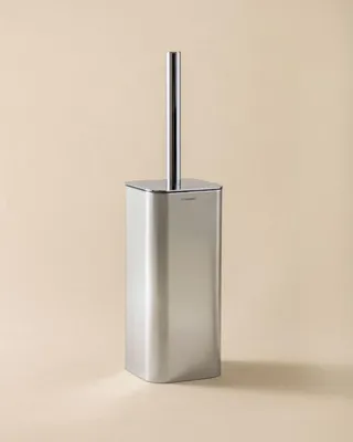 Produktbild von COSMIC Nea: Rechteckiger, minimalistischer Stand-WC-Bürstenhalter. Bodenstehender Bürstenhalter mit verdeckter Bürste. Badezimmerzubehör aus Edelstahl und Kunststoff in Chromfarbe