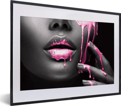 Produktbild von MuchoWow® MuchoWow® Gerahmtes Poster Lippen - Rosa - Schwarz 40x30 cm - Poster mit zchwarzem Bilderrahmen - Bilderrahmen - Poster im Rahmen