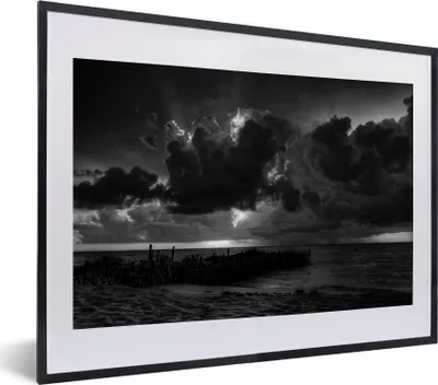 Produktbild von MuchoWow® MuchoWow® Gerahmtes Poster Sonnenuntergang mit Wolken, Isla Mujeres - Schwarz und weiß 40x30 cm - Poster mit zchwarzem Bilderrahmen - Bilderrahmen - Poster im Rahmen