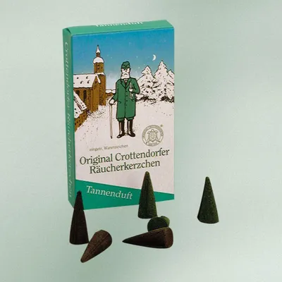 Productafbeelding van Accessoires: Rookkaarsen met dennengeur. Afmetingen: 6x2x10,5 cm. Nieuw