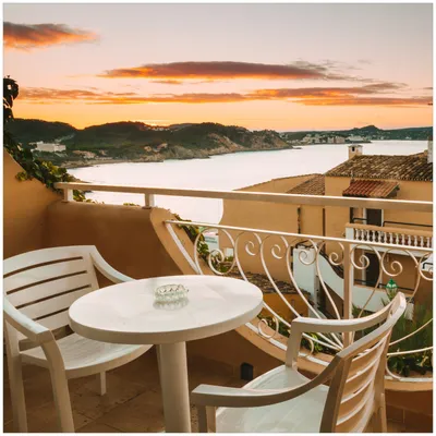 Produktbild von Wallario Premium Glasbild, freischwebende Optik, kräftige Farben, Größe 50 x 50 cm Motiv Sommer in Spanien - Ausblick von einer schönen Terrasse auf das Meer