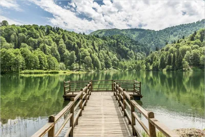 Produktbild von Wallario Poster - Steg am See in den Bergen, Kunstdruck Größe: 100 x 150 cm