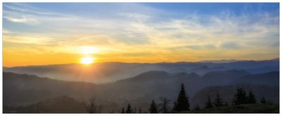 Wallario Wandbild aus Acryl, 200 x 80 cm, freischwebende Optik - Sonnenaufgang über dem Schwarzwald