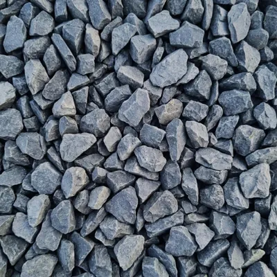 Dunkelgraue Basaltsplittsteine dicht aneinander liegend im Detail
