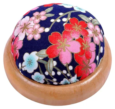 Produktbild von Nadelkissen mit Holzbasis, blauer Blumenprint, japanischer Stil, runder Nähnadelhalter für Quilten und Handarbeiten