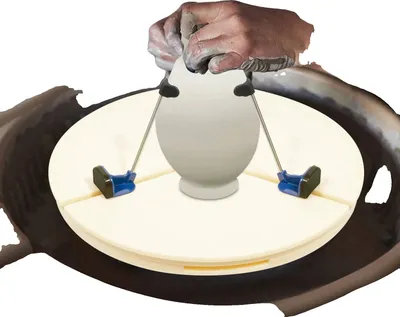 Obrázek produktu pro Svorka na hrnčířské kolo, materiál ABS, rozměry 39 x 4 cm, hmotnost 2,4 kg, kompatibilita 25 - 36 cm, nastavitelné podpěry