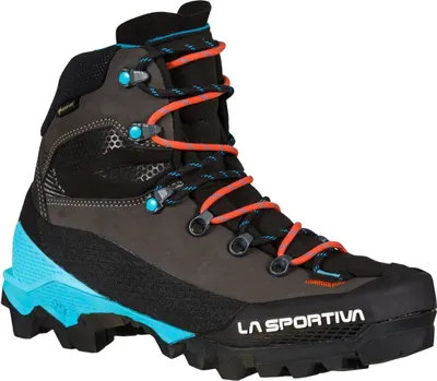 Schwarze Bergschuhe für Damen mit blauen und roten Schnürsenkeln von La Sportiva.