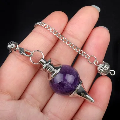 Productafbeelding van Artikel bergkristal - Radiesthesiependel van rond kristal met stenen ketting - Paarse hanger voor meditatie