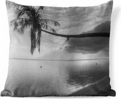 Produktbild von MuchoWow® Outdoor Kissen - Überhängende Palme am Strand von Mo'orea in schwarz-weiß - 40x40 cm - Wetterfest - Lounge Kissen - Kopfkissen - Interieur - Polster mit Bild