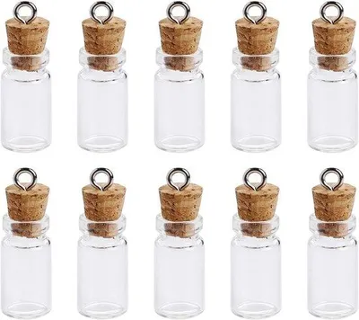 Productafbeelding van 10 stuks mini glazen flessen met kurkdeksel - ideaal voor wensflessen en handwerk.