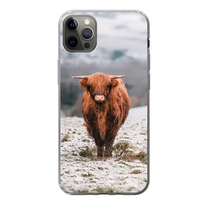 Produktbild von MuchoWow® Handyhülle Schutzhülle Hülle für iPhone 12 Pro Max Schottischer Highlander - Schnee - Berg Silikon Softcase Handy Hülle - Hartschale