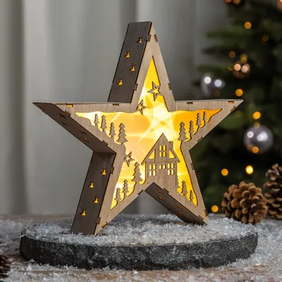 Obrázok produktu pre Drevená vianočná hviezda s domčekom a stromčekmi - 10 LED (motív 2)