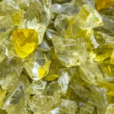 Gelber Glassplitt dicht aneinander liegend im Detail