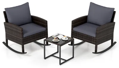 Immagine prodotto di Set di mobili da giardino COSTWAY da 3 pezzi, mobili da balcone in polyrattan con 2 sedie a dondolo e tavolo in vetro, set da balcone e terrazza con 2 cuscini di seduta e 2 cuscini per lo schienale