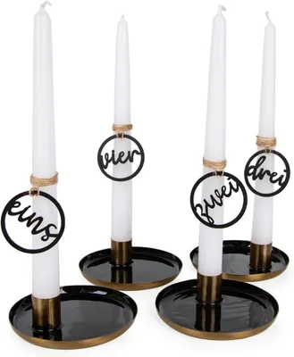 Immagine prodotto di Candeliere in metallo con quattro candele e numeri dell'Avvento in legno (1, 2, 3, 4), nei colori oro, bianco e nero