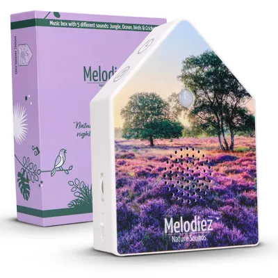 Produktbild von Melodiez Vogelgeräusche Häuschen mit Sensor – Box inkl. Batterien & 5 natürliche Vogel-, Ozean- Grillen- & Dschungelklänge – Lavendelmorgen