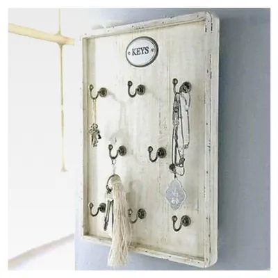 Produktbild von Schlüsselbrett aus Holz in antikweiß im Shabby Chic Stil mit 8 Haken
