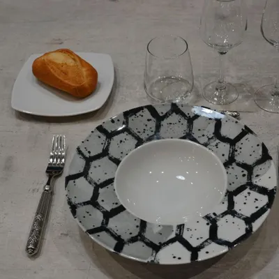 Zdjęcie produktu dla Mały biały porcelanowy talerz deserowy - L 17 cm